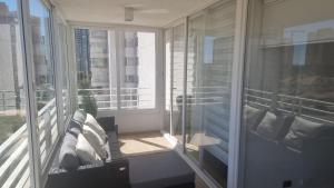 a balcony with a couch and a window at Gran espacio para descansar cerca de todo in Concón