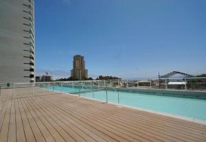 a swimming pool on top of a building at Gran espacio para descansar cerca de todo in Concón +2 photos