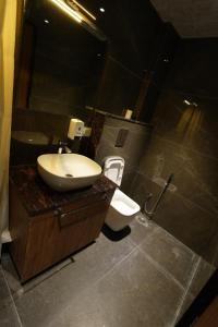 a bathroom with a sink and a toilet at Shree Vatika in Rishīkesh