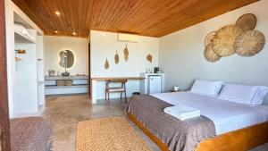 a bedroom with a bed and a table in a room at Casa Caju Tatajuba in Tatajuba