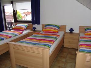 two twin beds in a room with a window at Ferienwohnung-Hockenheim in Hockenheim