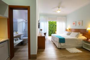 a bedroom with a bed and a bathroom at Pousada Alcatrazes in Juquei +27 photos