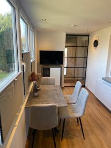 a dining room with a table and chairs at Ferienwohnung Wiesenweg in Friedrichroda