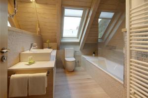 Un baño con inodoro, lavabo y bañera. en Val de Ruda Luxe 44 by FeelFree Rentals, en Baqueira Beret 17 fotos más