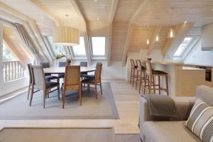 una cucina e una sala da pranzo con tavolo e sedie di Val de Ruda Luxe 44 by FeelFree Rentals a Baqueira-Beret