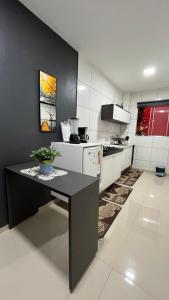 a kitchen with a black counter in a room at Flat JK 102 in Juazeiro do Norte