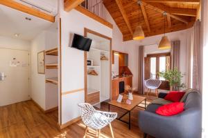 a living room with a couch and chairs at Casa de la Catedral in Granada