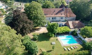 an aerial view of a house with a swimming pool at Appartement 2 chambres Lili in Poligny