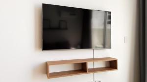 a flat screen tv hanging on a wall at Hermoso Studio Premium en Microcentro in Buenos Aires