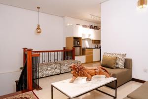 a living room with a lion statue on a table at Senen Lanka in Kelaniya