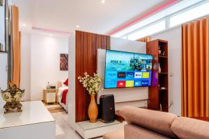 a living room with a flat screen tv on a wall at Senen Lanka in Kelaniya