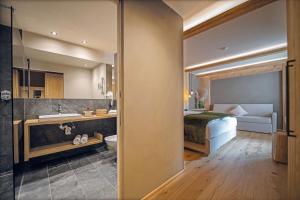 ein Hotelzimmer mit Bett und Badezimmer in der Unterkunft Hotel Edelweiss in Prags + 28 Fotos