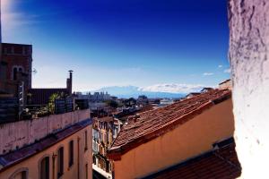 une vue sur une ville depuis les toits des bâtiments dans l'établissement Appartement Saint-Sauveur, à Perpignan