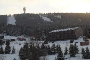 ロウチュナー・ポト・クリーノヴツェムにあるApartments Klinovecの雪山頂の建物