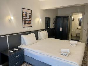ein Schlafzimmer mit einem Bett, auf dem zwei Handtücher liegen in der Unterkunft Hotel Balca in Izmir