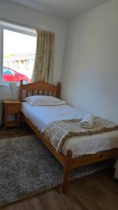 a bedroom with a wooden bed with a window at Snowdonia Mountain Lodge in Bethesda