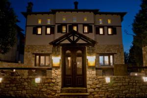 ヴィジツァにある4 Seasons in Vizitsaの夜間の玄関付き大きな石造りの家