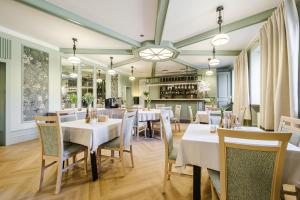 a dining room with white tables and chairs at Hotel w Dobieszkowie in Stryków