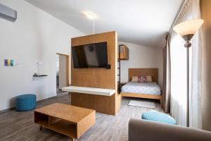 a bedroom with a bed and a tv in a room at Hotel Kéri Inn in Guadalajara