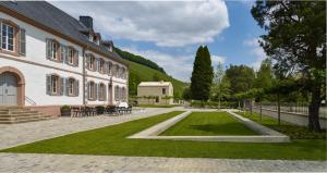 a courtyard of a building with a grass yard at Gästehaus Cantzheim in Kanzem