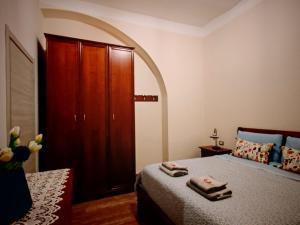 a bedroom with a bed and a wooden cabinet at Lissy Casa Vacanze in Lamezia Terme