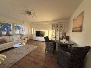 a living room with a couch and a table and chairs at Jaegersruh Vicht in Fleuth