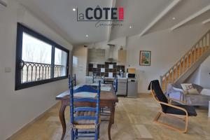 a kitchen and dining room with a table and chairs at A La Vaquera - Gîte équestre in Châteauneuf-lès-Martigues