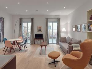 a living room with a couch and a table and chairs at Gästehaus Cantzheim in Kanzem