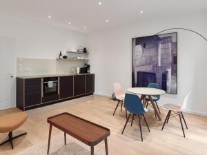 a room with a table and chairs and a kitchen at Gästehaus Cantzheim in Kanzem