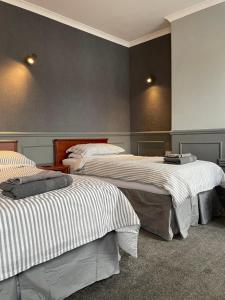 a room with three beds in a room at Victoria Inn in Alston +18 photos