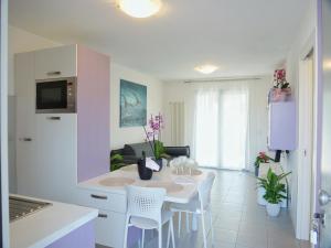a kitchen and dining room with a table and chairs at Mareblu Apartments Grado in Grado