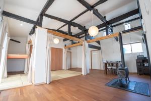 an open living room with wooden floors and beams at 皓雲庵 in Miyakonojō