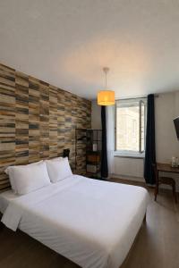 a bedroom with a large white bed and a window at Hôtel La Porte Saint Pierre-Logis Hôtel Intra Muros RÉNOVÉ en 2026 in Saint Malo