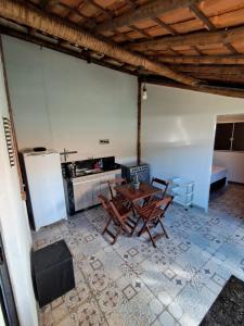 a kitchen with a table and chairs in a room at Kitnet Apart-Hotel 4 in Sete Lagoas