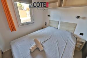 a large bed in a small room with a window at Bleu Paradou - Bungalow - 6 couchages in Carry-le-Rouet