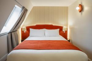 a bedroom with a large bed with a window at Best Western Plus Hotel Villa D'est in Strasbourg