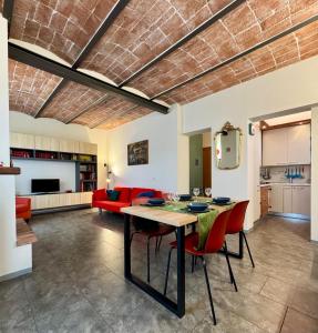 a living room with a table and red chairs at Casa Barovaldo in Zola Predosa