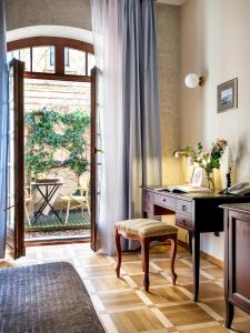 ein Büro mit einem Schreibtisch, einem Tisch und einem Tisch in der Unterkunft Hotel Maltański in Krakau