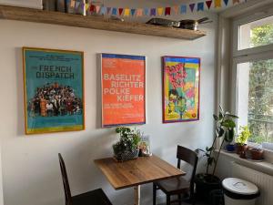 a dining room with posters on the wall at Zentrales Zimmer mit eigenem Balkon in Hamburg