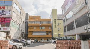 a city street with cars parked in a parking lot at 아티초크 호텔 in Kajŏng-dong