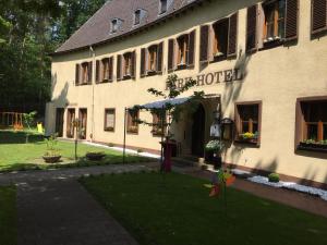 Parkhotel Zirndorf في تسيرندورف: مبنى الفندق وامامه حديقة