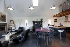 - un salon avec un canapé, une table et des chaises dans l'établissement Nature & Chateaux, à Villandry