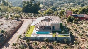 an aerial view of a small house in a vineyard at Chalé 1 Refúgio do Sol Piscina com Vista para Montanas in Socorro