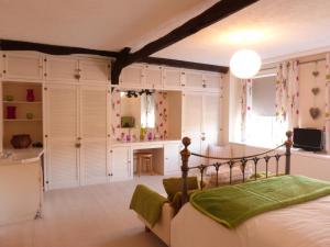 Un dormitorio con una cama y un escritorio en una habitación. en Drws y Nant, en Dolgellau