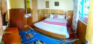 a bedroom with a bed in a small room at Homestay in Darjeeling By NE DEN in Jāmb