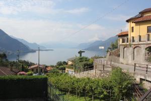 een stad met uitzicht op een meer en de bergen bij B&B Belvedere in Colico