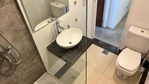 a bathroom with a toilet and a sink at Departamento Martinez San Isidro con AA y Wifi velocidad Ideal para quienes necesitan alojarse cerca de clínicas como Trinidad San Isidro Las Lomas o Fertilitis excelente acceso desde Panamericana y Thames espacio comodo tranquilo y totalmente equipado in Martínez
