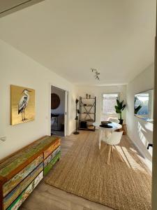a living room with a bench and a table at Vollmöbliertes Apartment am Deich in Neuendeich