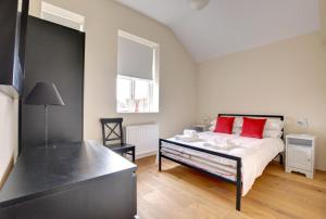 a bedroom with a bed with red pillows on it at 2 Bed in Richmond oc-ds187 in Richmond