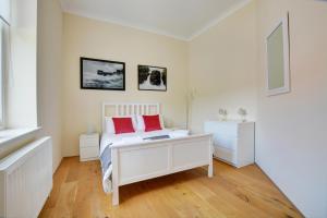 a bedroom with a white bed with red pillows at 2 Bed in Richmond oc-ds187 in Richmond